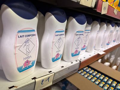 plusieurs flacons de lotion sur une étagère dans un magasin
