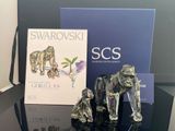 deux figurines d'éléphants et un livre posés sur une table
