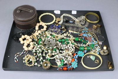un plateau contenant plusieurs types de bijoux différents