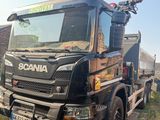 un camion garé sur le côté de la route