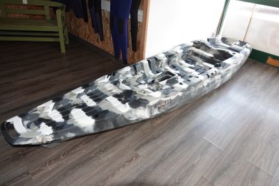 un bateau posé par terre dans la pièce