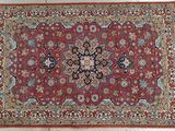 un tapis rouge orné d'un médaillon