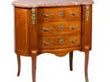 une petite commode avec un plateau en marbre