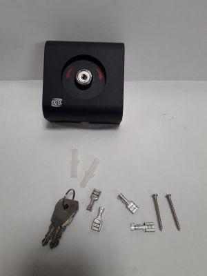 un gros plan d'une clé et de quelques vis posées sur une table