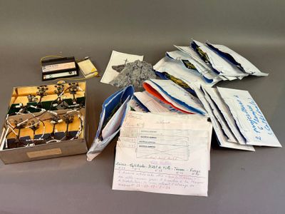une boîte de courrier et une boîte de biscuits posées sur une table