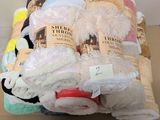 une pile de serviettes empilées les unes sur les autres