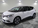 la voiture blanche est garée sur un carrelage à carreaux