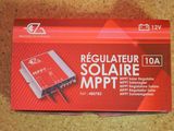 La boîte est ouverte sur la table et contient l'appareil électronique.