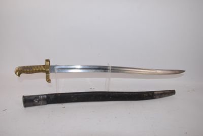 une vieille épée à poignée en bois posée sur une table