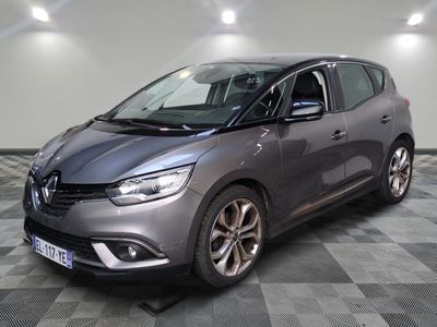 la voiture grise est garée sur un sol en damier dans le garage