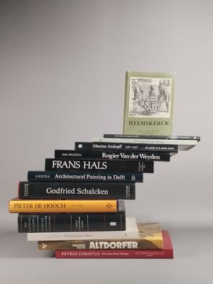 plusieurs livres empilés sur une table