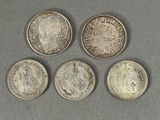 six pièces différentes sont représentées sur une surface grise