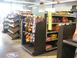 un magasin dont les rayons regorgent d'articles variés