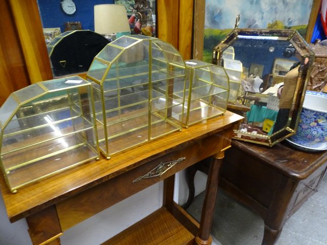 Trois petites vitrines et miroir octogonale 