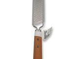 une râpe à fromage avec un manche en bois sur fond blanc