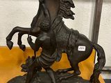 statue en bronze d'un cheval avec un cavalier sur son dos