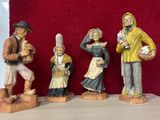 cinq figurines représentant des personnes debout sur une table