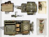 une photo d'un véhicule militaire miniature dans sa boîte
