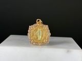 une image représentant un pendentif en or orné du portrait d'une femme