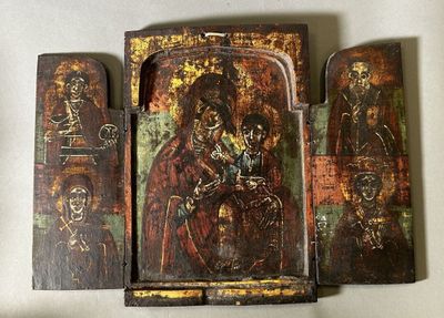 trois plaques en bois sur lesquelles sont représentés une femme et un homme