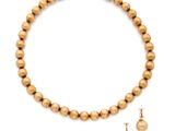 un ensemble composé d'un collier et de boucles d'oreilles ornés de perles dorées