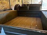un camion sur le flanc duquel est peinte une étoile