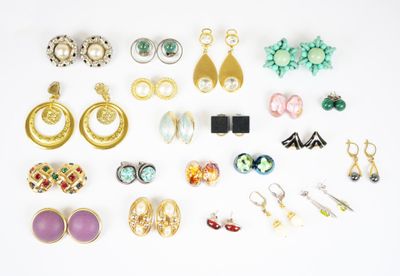 de nombreuses paires de boucles d'oreilles disposées sur une surface blanche