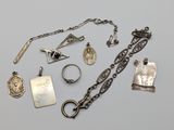 un assortiment de bijoux en argent comprenant un collier, un bracelet, une bague et d'autres articles