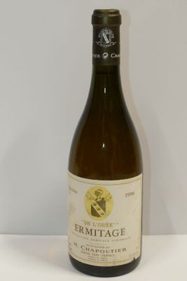 une bouteille de vin posée sur une table