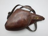 un vieux porte-monnaie en cuir marron muni d'un fermoir métallique, sur fond blanc