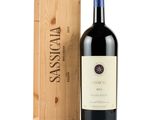 une bouteille de vin rouge à côté d'une caisse en bois