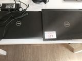 deux ordinateurs portables posés sur une table blanche