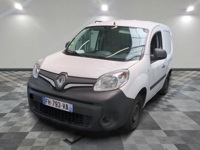 la photo d'une camionnette blanche garée dans un garage