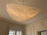 une lumière suspendue au plafond d'une pièce
