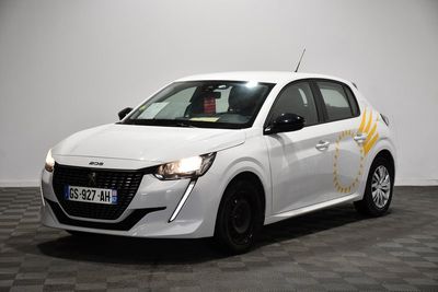 une photo d'une voiture blanche sur laquelle sont peintes des flammes jaunes