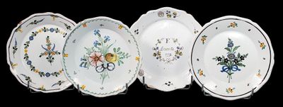 Suite de 4 ASSIETTES à décor floral, l'une patromym…