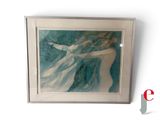 Un tableau représentant une femme en robe blanche est accroché au mur.