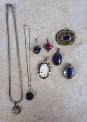 beaucoup de bijoux posés ensemble sur une table