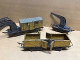 Plusieurs petits trains sont posés les uns à côté des autres sur une table.