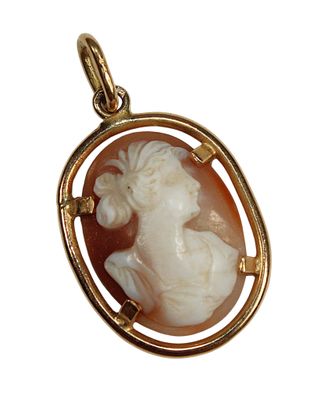 l'image d'une gravure représentant une femme avec un cheval, dans un pendentif en camée