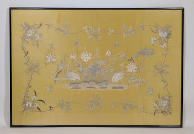 tableau encadré représentant des oiseaux et des fleurs sur fond jaune