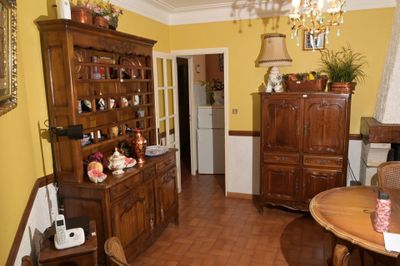 une salle à manger aux murs jaunes et avec une table en bois