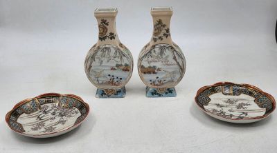 trois vases et une assiette sont posés sur une surface blanche