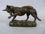 statue représentant un chien courant sur un rocher, sur fond blanc