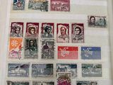 la photo d'un livre portant de nombreux timbres