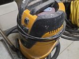 un aspirateur jaune et noir posé par terre