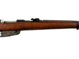 un gros plan d'un fusil sur un fond blanc avec un fond blanc