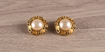 CHANEL Paire de clips d'oreille de forme demi sphère à bords… - Photo 1