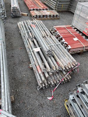 beaucoup de tuyaux et de poteaux en acier posés au sol