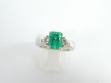 bague en émeraude et diamant sur fond blanc